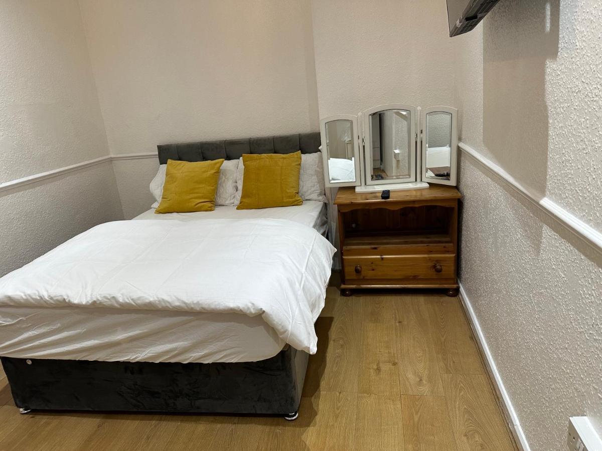3Rd Studio Flat With Private Toilet And Bathroom Setup For Family Enjoyment 134 Keedonwood Road Bromley Exterior foto