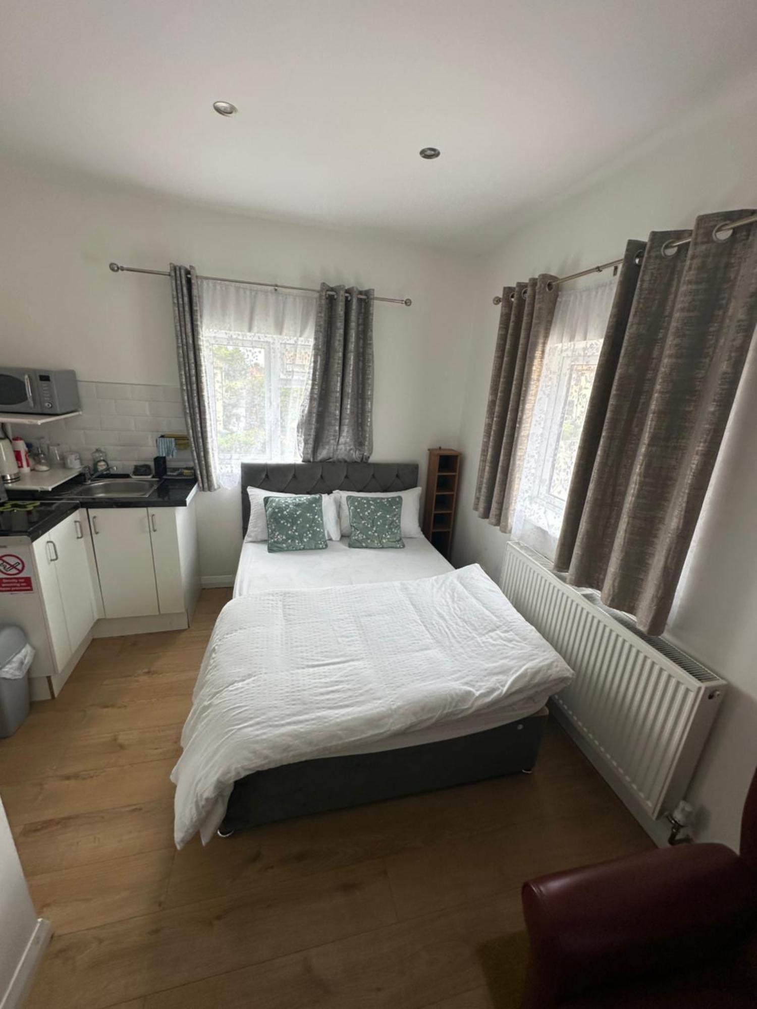 3Rd Studio Flat With Private Toilet And Bathroom Setup For Family Enjoyment 134 Keedonwood Road Bromley Exterior foto